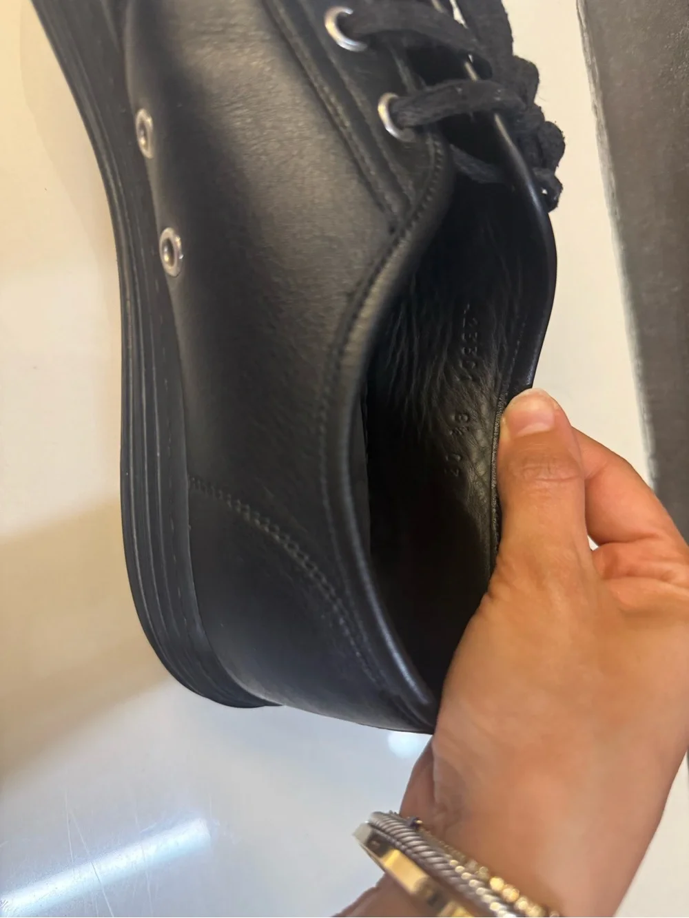 Low-Top Gucci Miro Soft Leather Sneakers